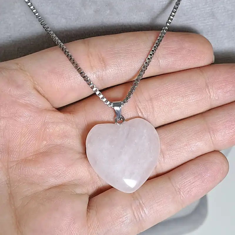 گردنبند زنانه مدل قلب سنگ رزکوارتز و زنجیر استیل