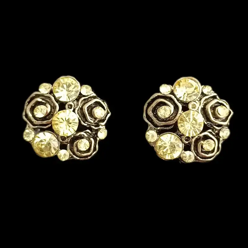 گوشواره زنانه مدل گل نگین دار