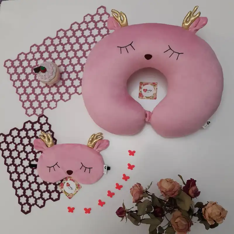 بالش دورگردنی گروه هنری زندگی طرح گوزن به همراه چشم بند