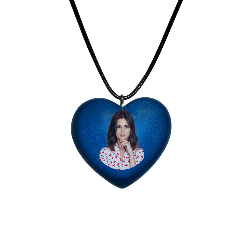 گردنبند دخترانه گالری تیارسین مدل رزینی طرح سلنا گومز کد TR114 گردنبند دخترانه گالری تیارسین مدل رزینی طرح سلنا گومز کد TR114