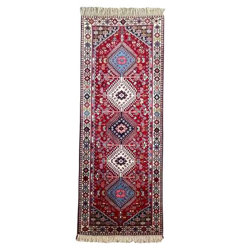 فرش دستباف کناره دو متری مدل یلمه قشقایی کد 1001