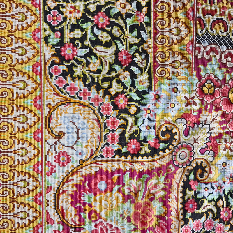 فرش دستبافت یک و نیم متری قم عباسی کد 1718