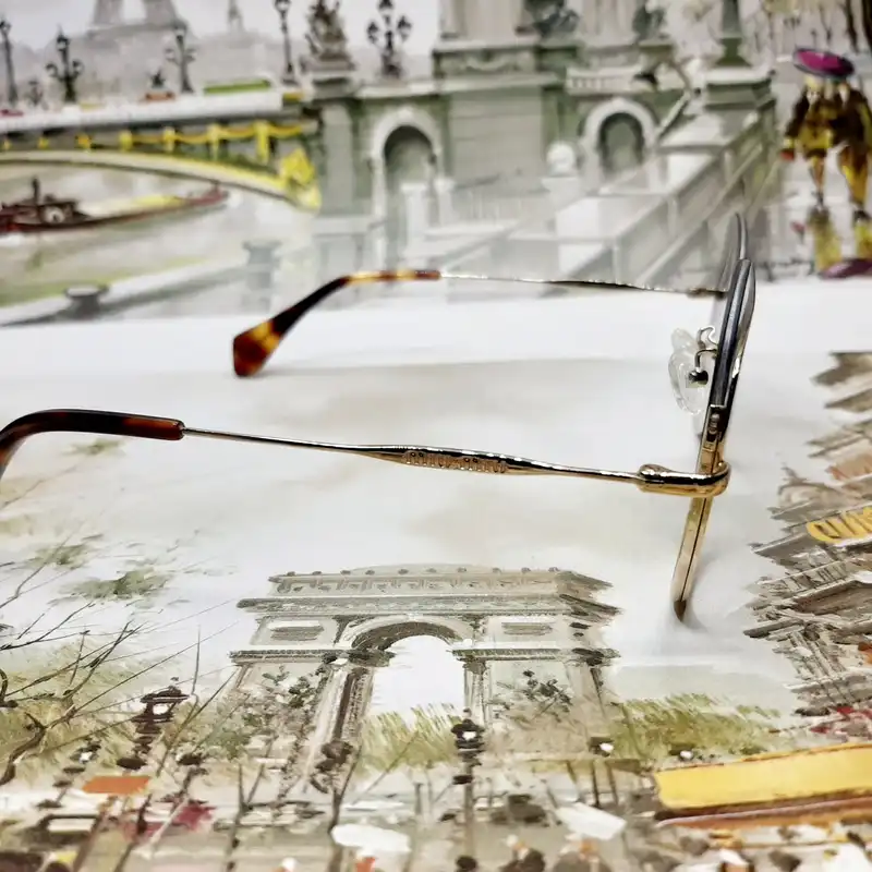 عینک آفتابی زنانه میو میو مدل M1017c4