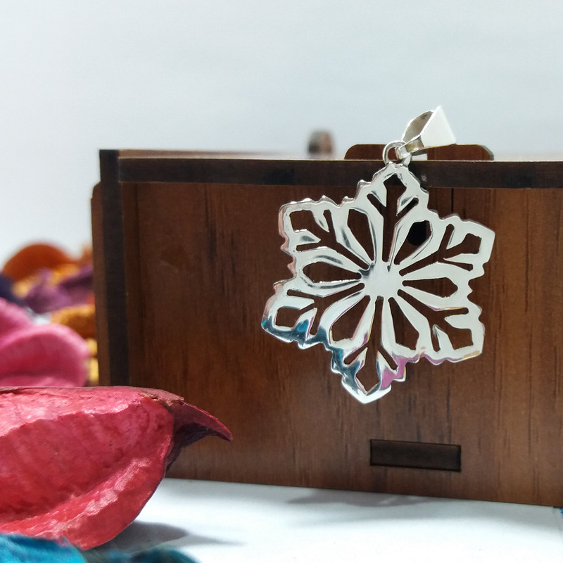 آویز گردنبند نقره مدل دانه برف آویز گردنبند نقره مدل دانه برف