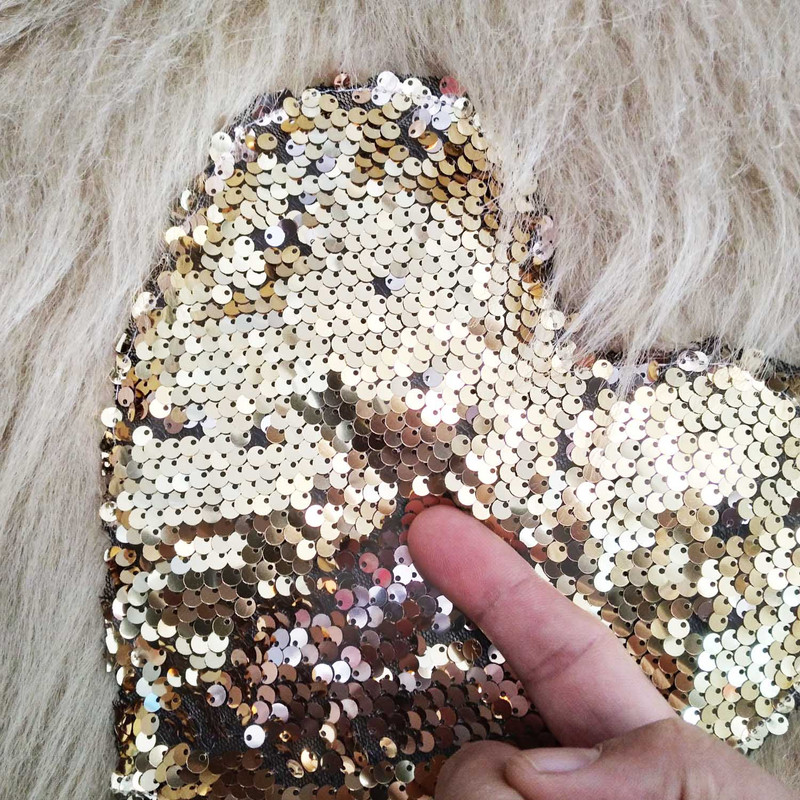 شال مبل کالامیر مدل خز قلب پولکی کد 90 ×90 سانتی متر