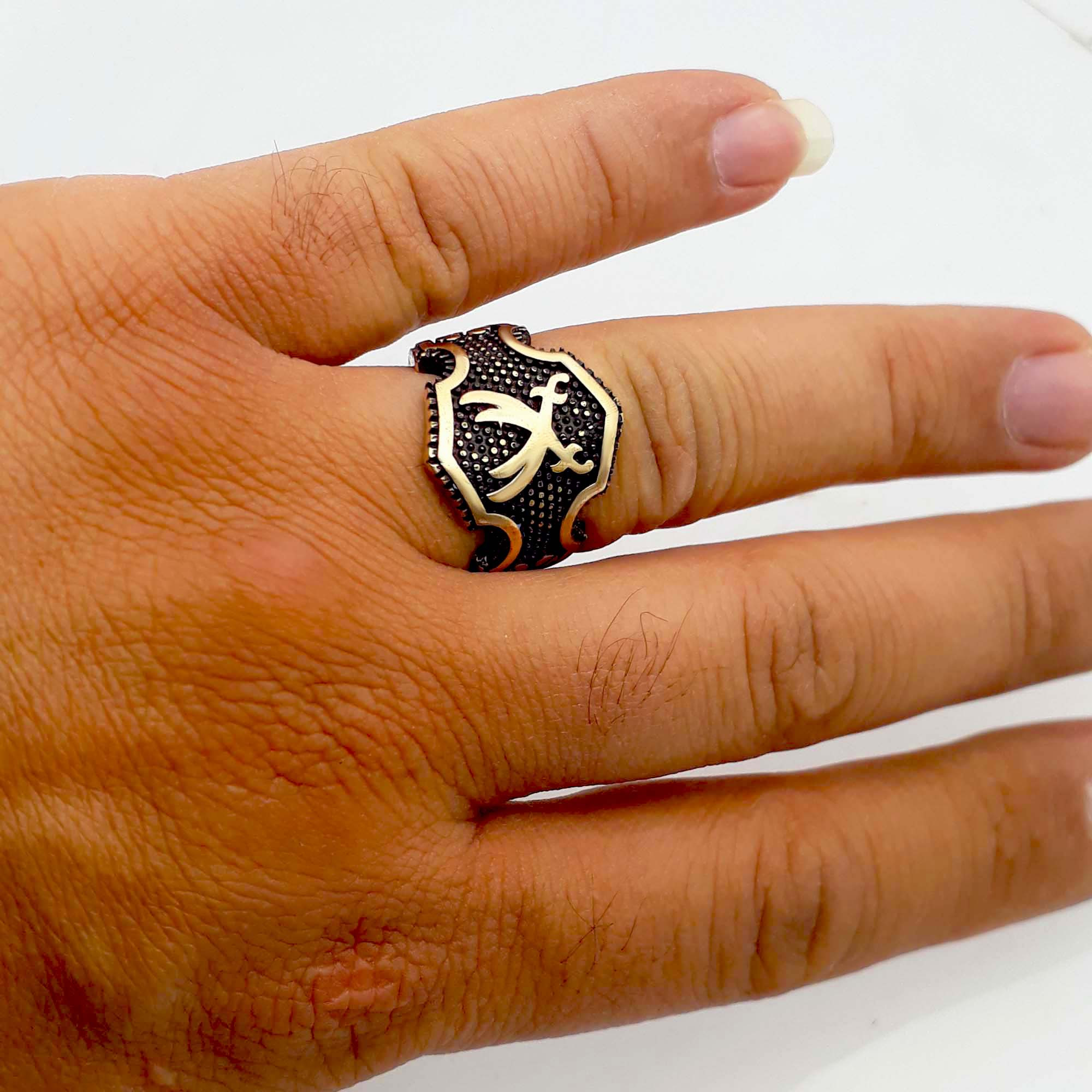 انگشتر مردانه طرح شمشیر اسسینز مدل طلاروس برجسته کد 873ANM انگشتر مردانه طرح شمشیر اسسینز مدل طلاروس برجسته کد 873ANM