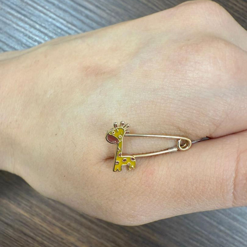 سنجاق سینه طلا 18 عیار بچگانه ماوی گالری مدل زرافه سنجاق سینه طلا 18 عیار بچگانه ماوی گالری مدل زرافه