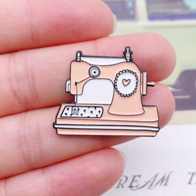 گل سینه زنانه مدل چرخ خیاطی کد 02