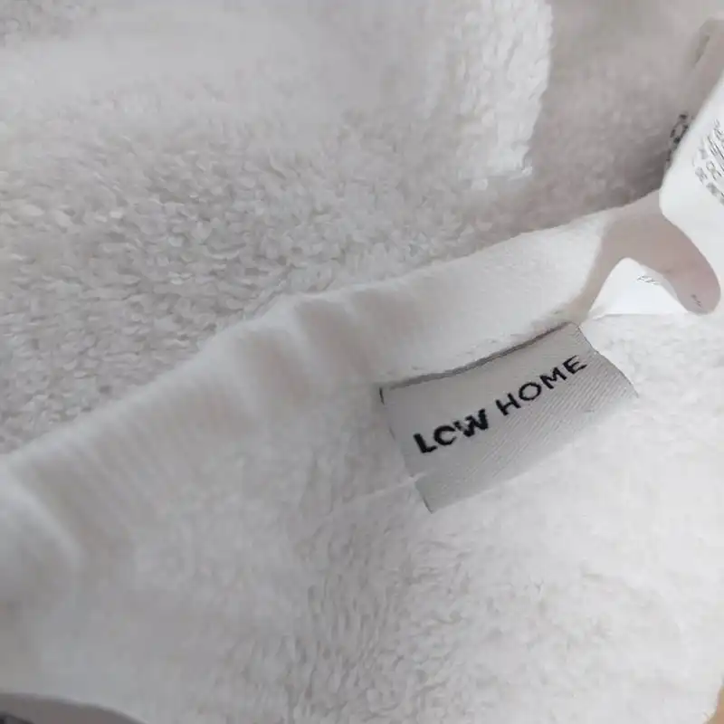 حوله ال سی دابلیو هوم مدل Embroidered سایز 140×70 سانتی متر