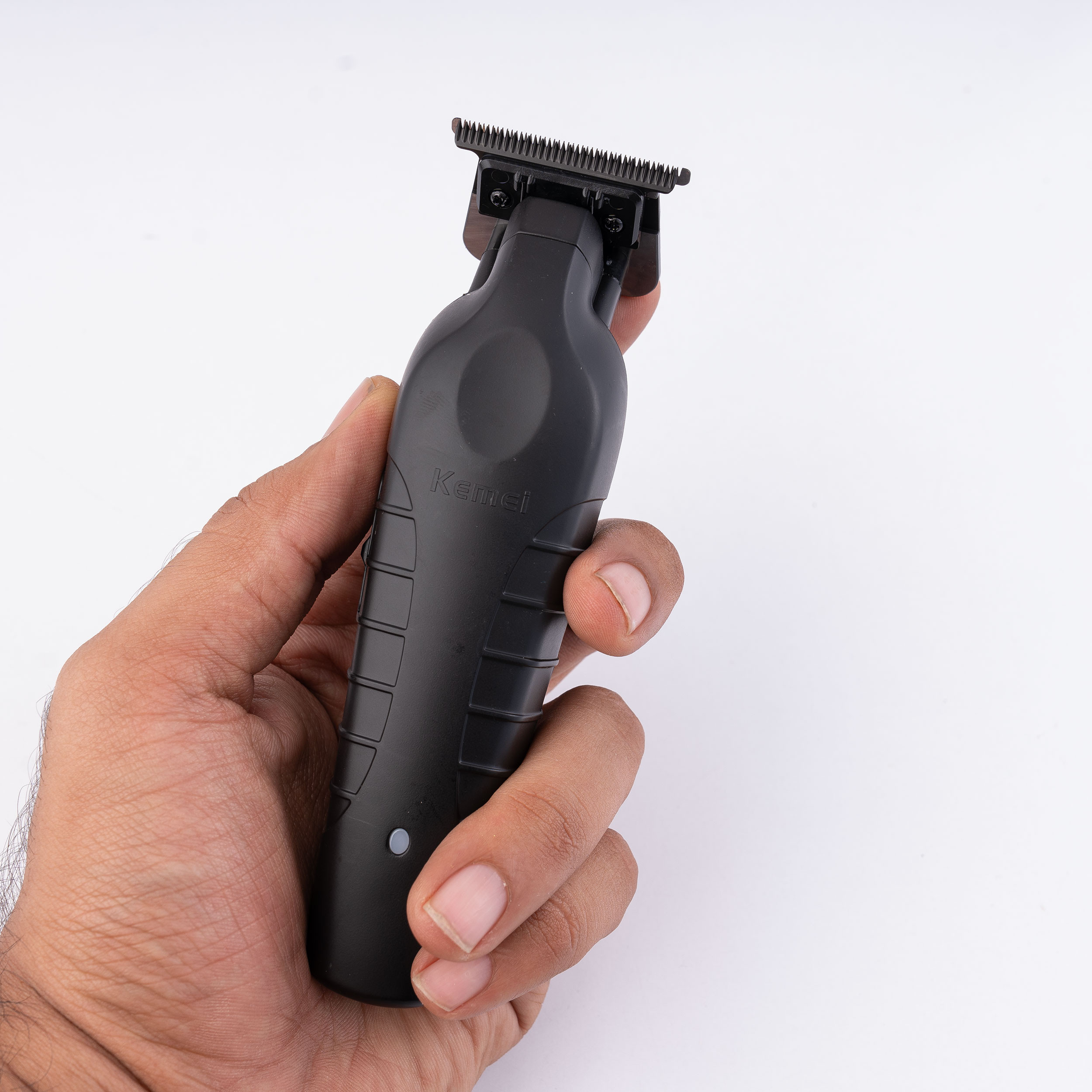 ماشین اصلاح موی سر و صورت و بدن تریمر کیمی مدل KM-2299، دارای چراغ نشانگر شارژ و طراحی ارگونومیک، منبع انرژی باتری قابل شارژ، اندازه اصلاح از 0.5 تا 5 میلی‌متر، جنس تیغه کربن استیل، مدت زمان شارژ 180 دقیقه و مدت زمان استفاده پس از شارژ 180 دقیقه