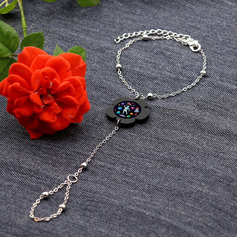 دستبند زنانه ناکسیگو مدل تمیمه طرح فضانوردی کد TM11154