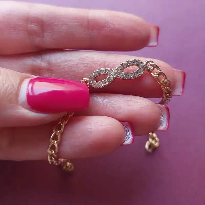 دستبند زنانه مدل زنجیری طرح پلاک نگین دار بی نهایت کد HC270