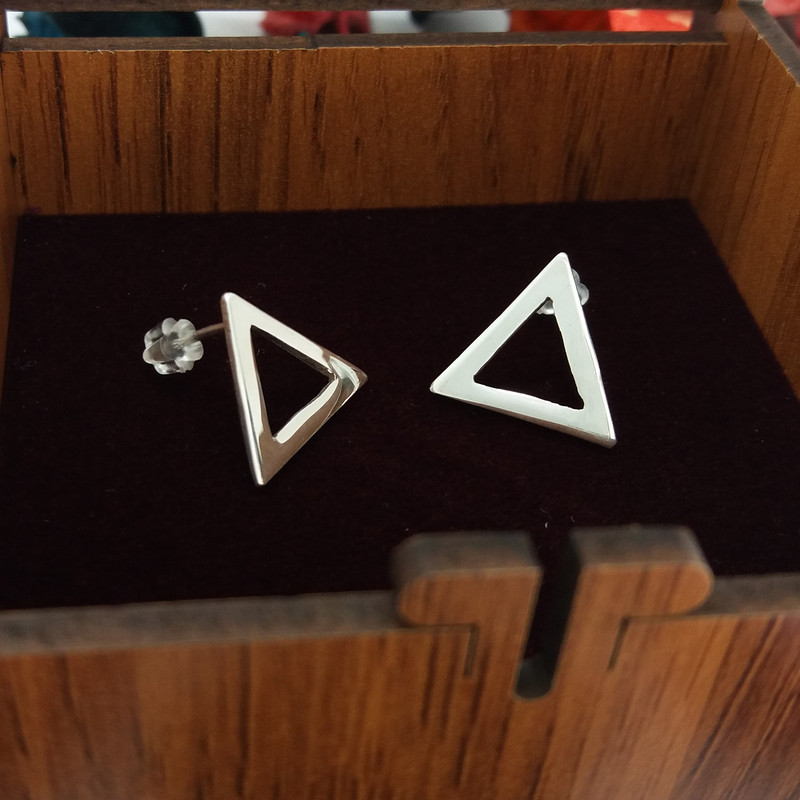 گوشواره نقره زنانه طرح مثلث توخالی گوشواره نقره زنانه طرح مثلث توخالی