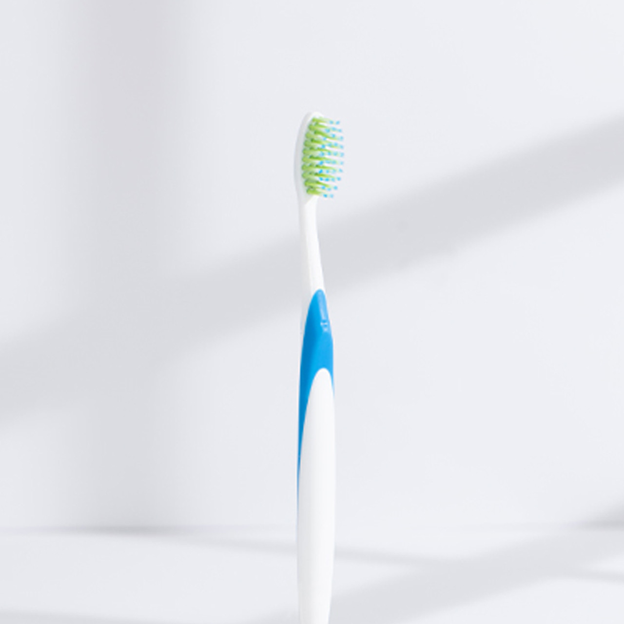 مسواک آل وایت مدل Sensitive Clinic با برس متوسط