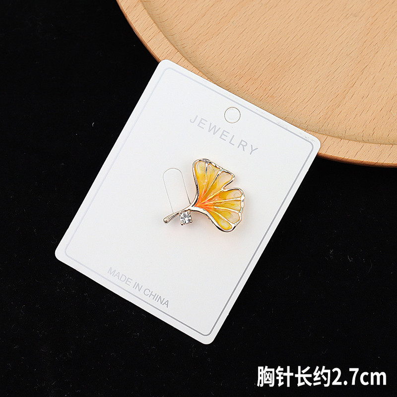 گل سینه زنانه مدل برگ جینکو