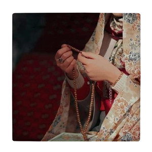 کاشی کارنیلا طرح بانو و تسبیح مدل لوحی کد klh2522 