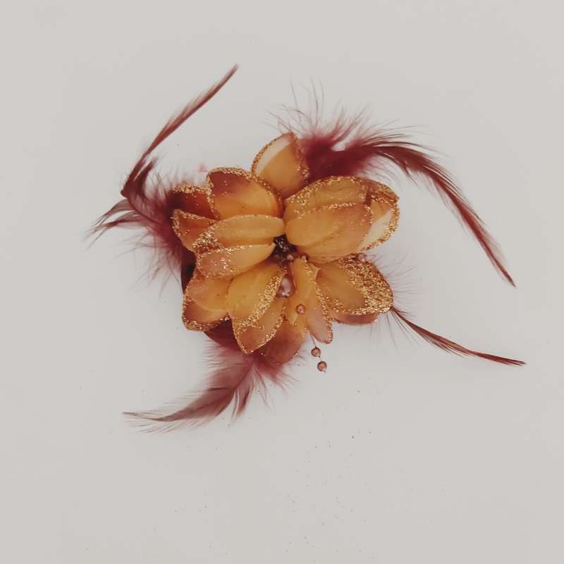 گل سینه زنانه مدل پردار