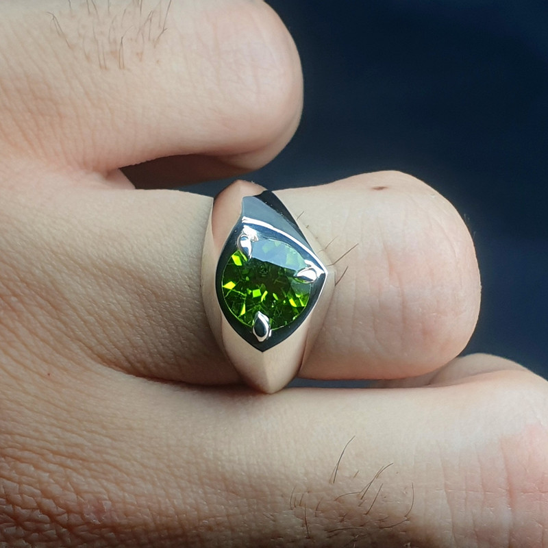 انگشتر نقره زبرجد مردانه مدل مثلث دستساز