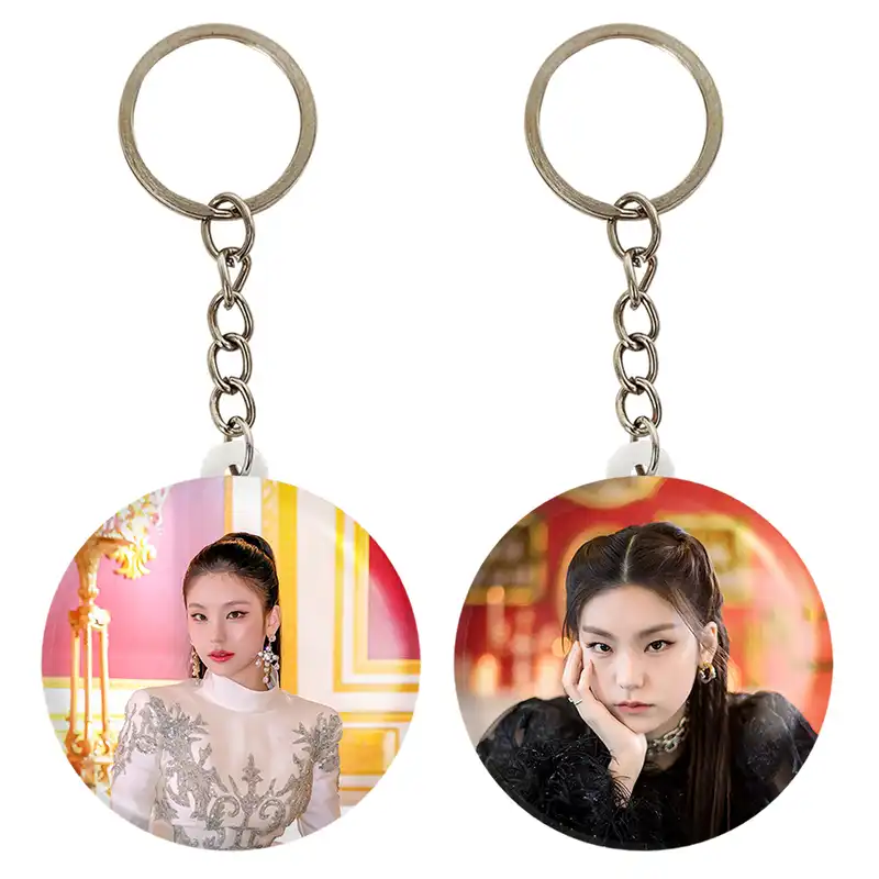 جاکلیدی خندالو مدل یجی گروه ایتزی ITZY کد 2020520203 مجموعه 2 عددی