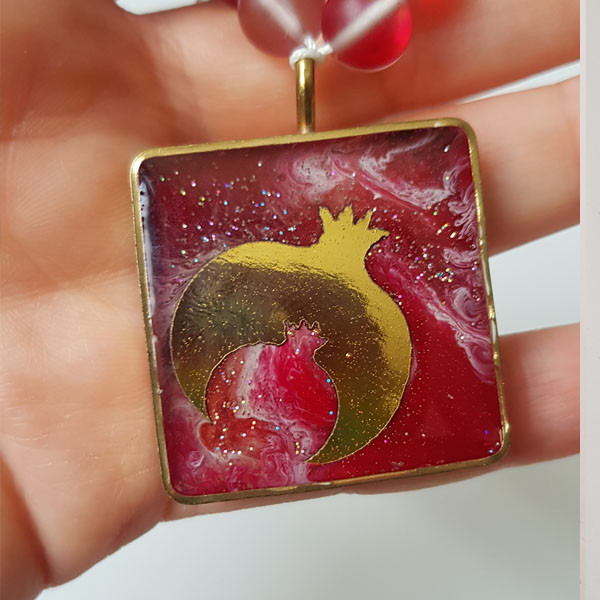 گردنبند دخترانه مدل رزینی طرح انار