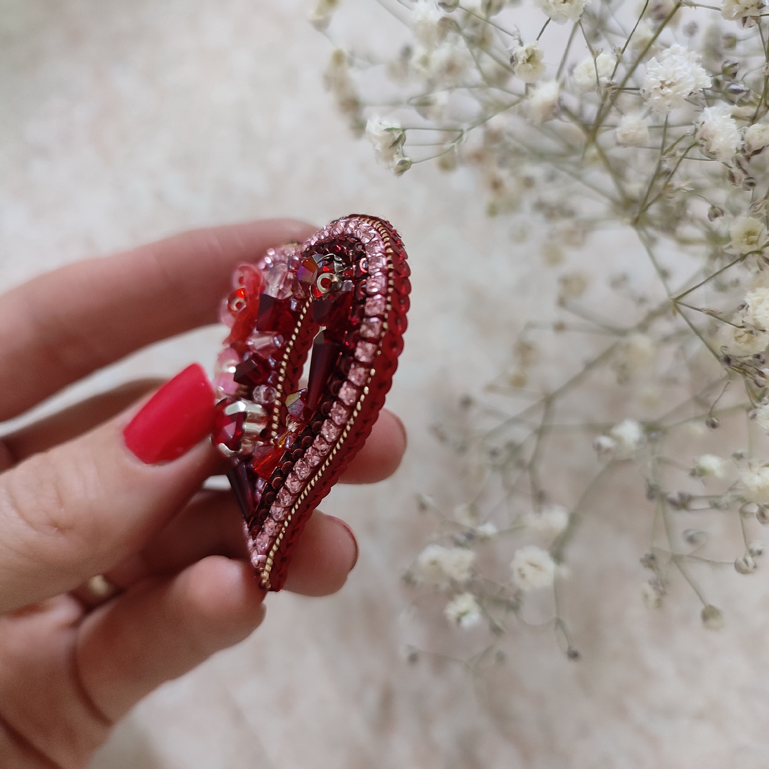 گل سینه دست ساز زنانه مدل قلب