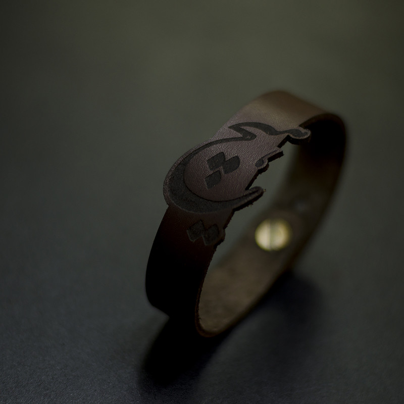 دستبند چرمینه اسپرت طرح هیچ کد 89016 دستبند چرمینه اسپرت طرح هیچ کد 89016