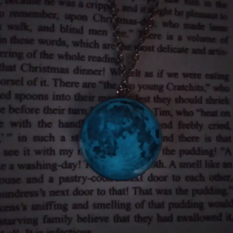 گردنبند زنانه مدل رزینی ماه شب تاب کد 02