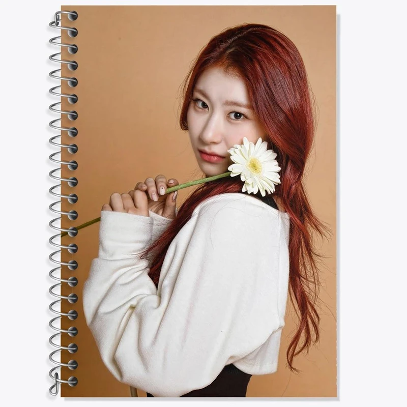 دفتر زبان 50 برگ خندالو مدل سه خط طرح چریونگ گروه ایتزی ITZY کد 20167