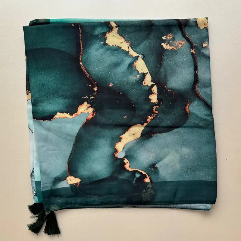 روسری زنانه مدل نخی رزین آبرنگی طلاکوب چهار فصل منگوله دار قواره 140 کد 1