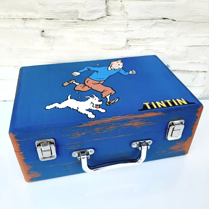 جعبه هدیه چوبی مدل چمدان طرح تن تن کد WS37