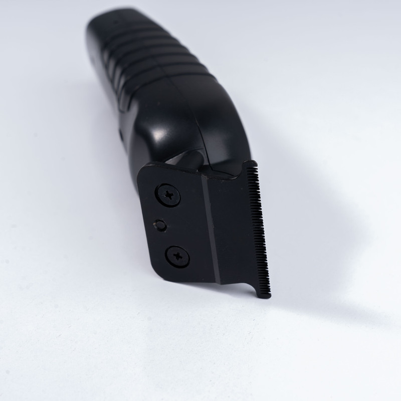 ماشین اصلاح موی سر و صورت رومئو مدل RM-2020، اصلاح به صورت صفر زن، خط زن، نمایشگر LCD، منبع انرژی با کابل USB، تکنولوژی اصلاح به صورت تریم، مدت زمان شارژ 180 دقیقه و مدت زمان استفاده پس از شارژ 180 دقیقه، به‌همراه کابل شارژ USB، برس تمیزکننده، کیف، روغن