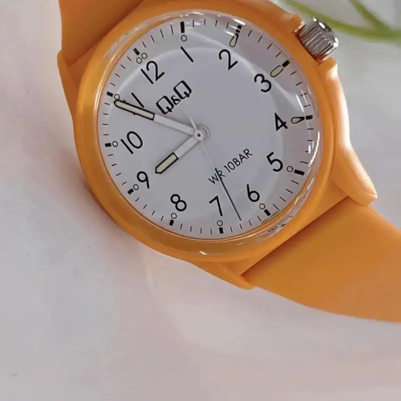 ساعت مچی عقربه ای کیو اند کیو مدل V00A-005VY