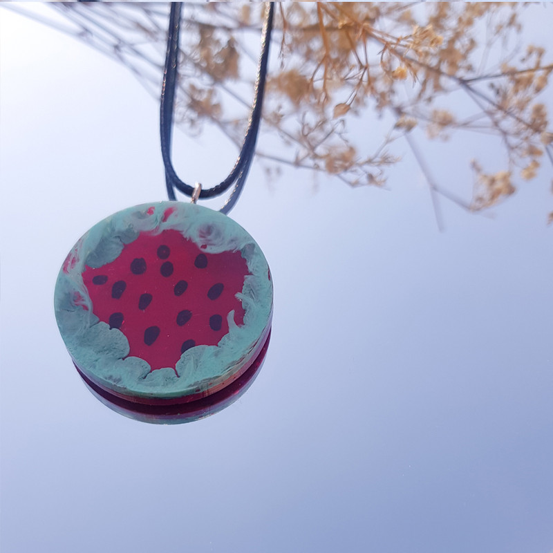 گردنبند دخترانه طرح هندوانه یلدا مدل رزینی گردنبند دخترانه طرح هندوانه یلدا مدل رزینی