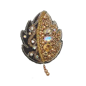 گل سینه زنانه مدل برگ فاخر