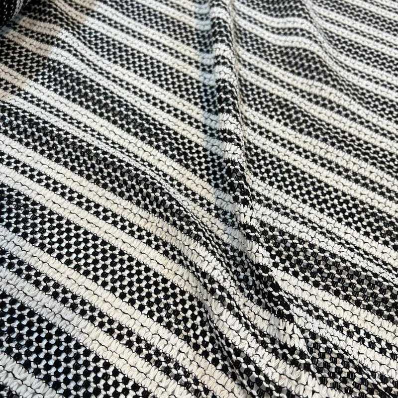 پارچه لباس عرض 1.5 متر مدل قلاب بافی راه راه رنگ مشکی