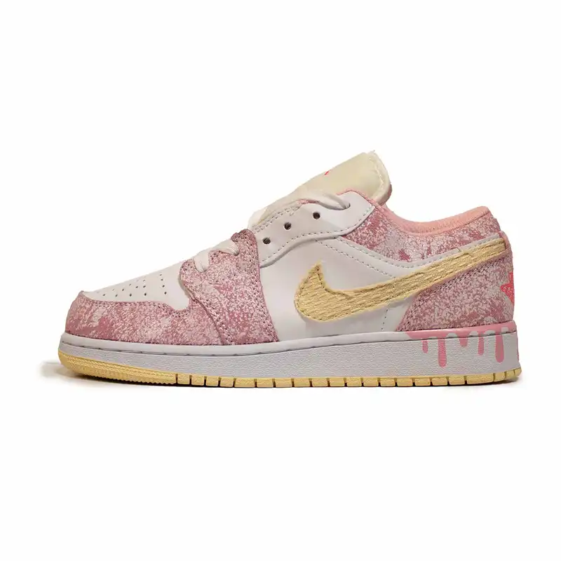 کفش پیاده روی زنانه مدل  AIR JORDAN 1 LOW PINKER-120003043
