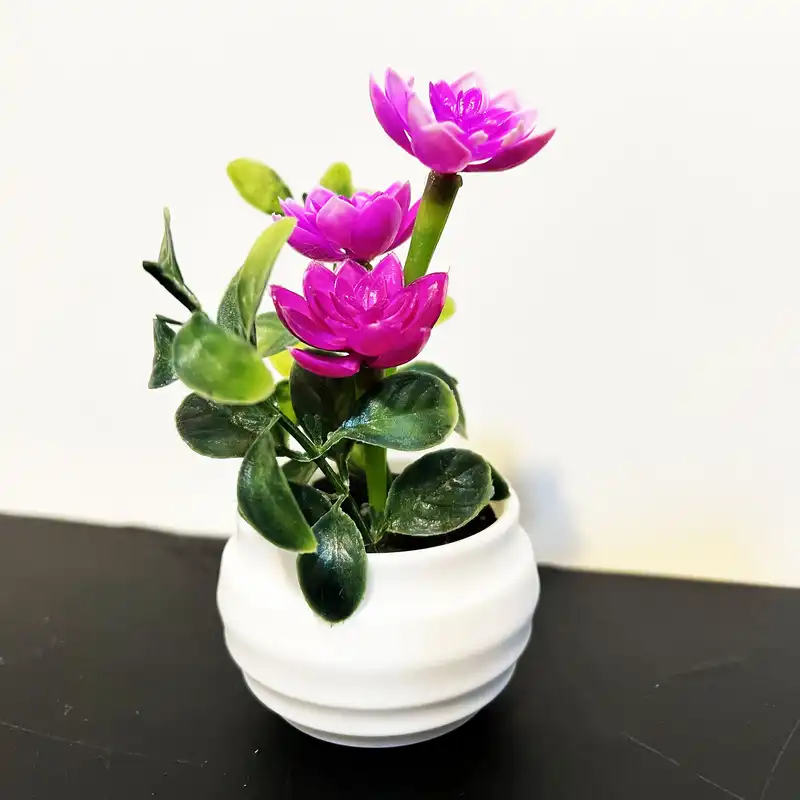 گلدان مدل v1 به همراه گل مصنوعی