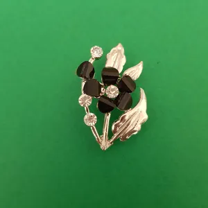 سنجاق سینه زنانه مدل گل 01