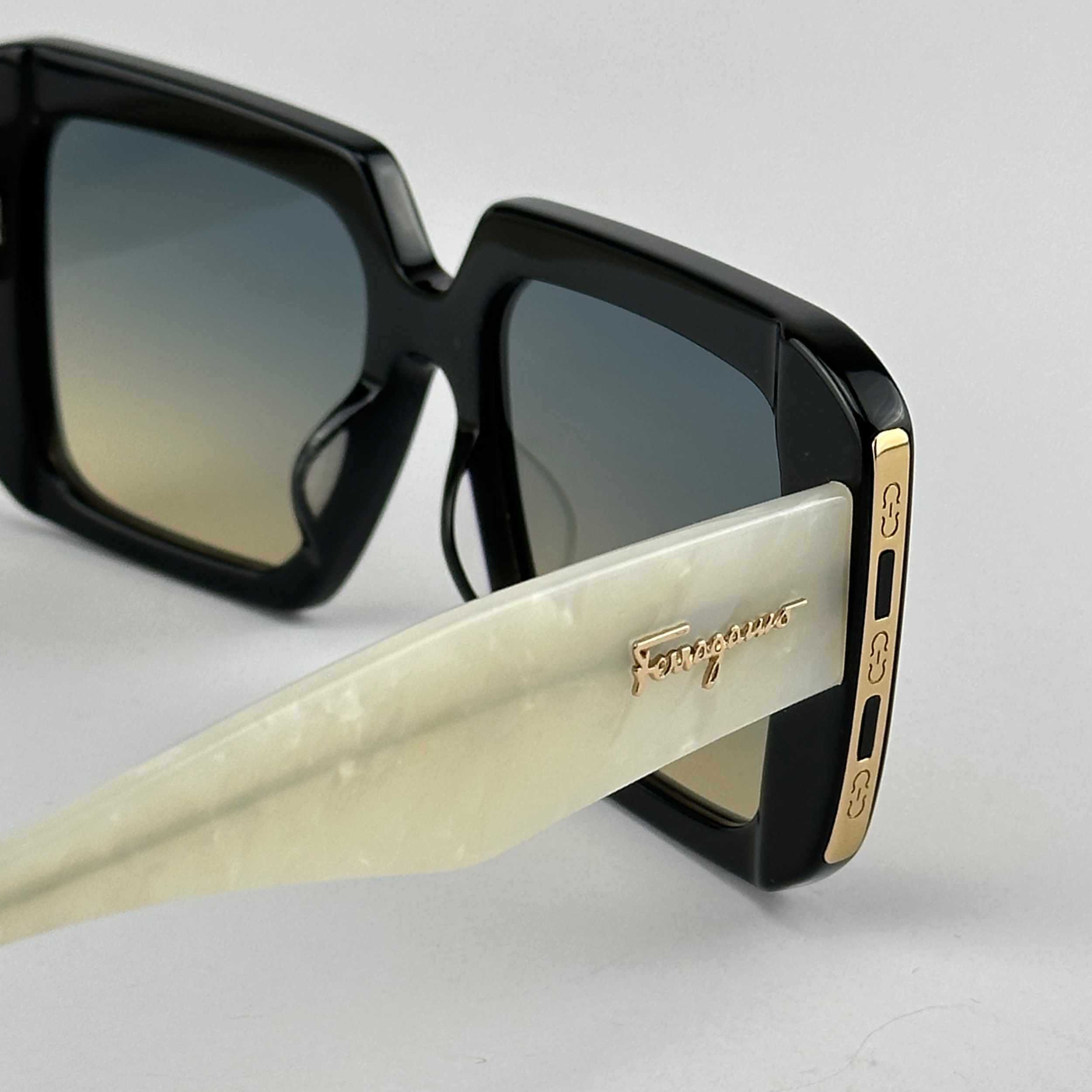عینک آفتابی زنانه سالواتوره فراگامو مدل G1030 001 -  - 5