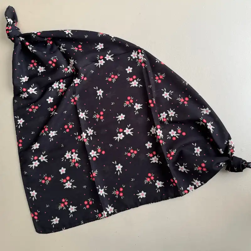 روسری زنانه مدل مینی نخی گل گلی مینیمال قواره 70