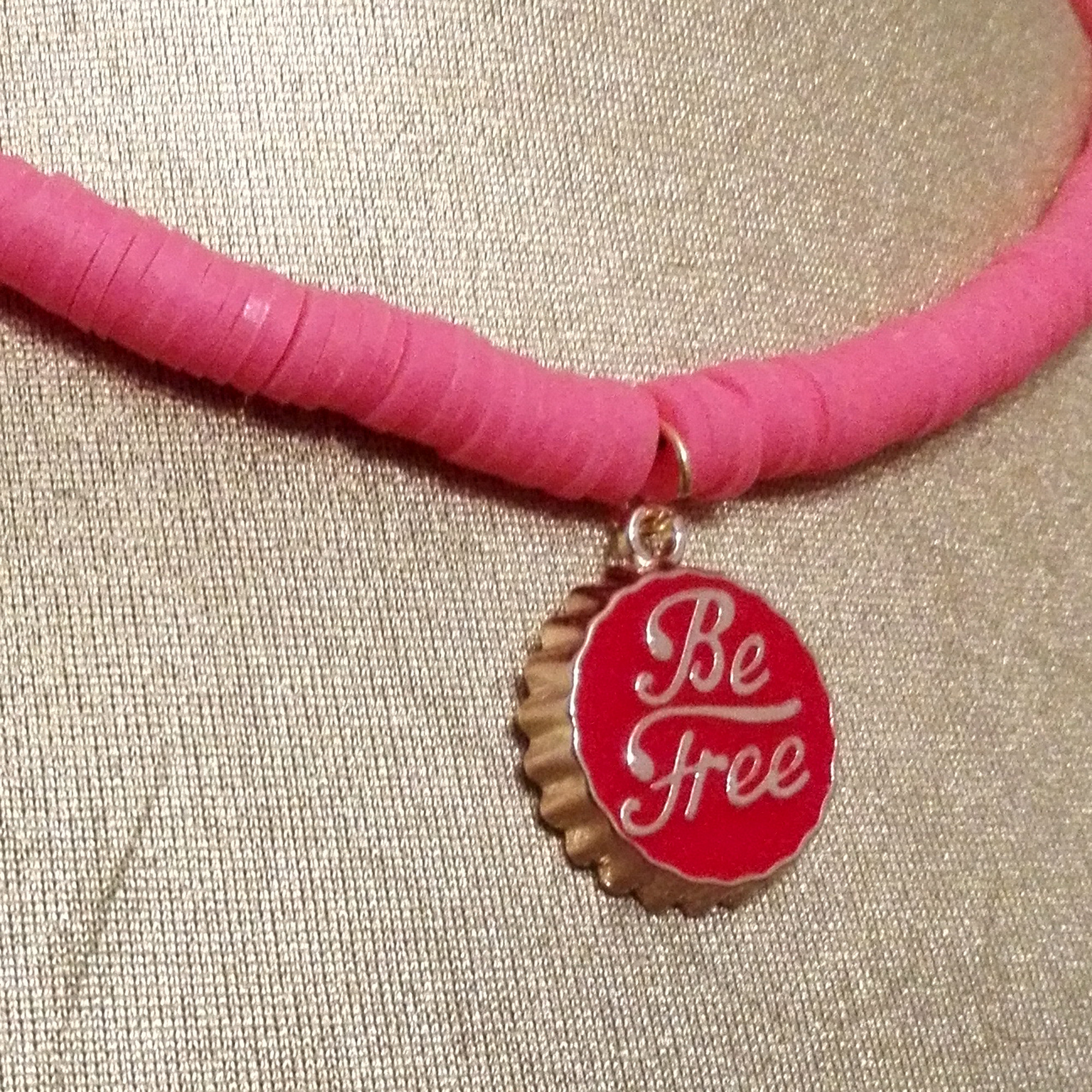 گردنبند دخترانه مدل فیمو طرح Be Free کد 201 گردنبند دخترانه مدل فیمو طرح Be Free کد 201