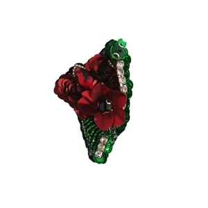 سنجاق سینه زنانه مدل جواهر دوزی لاله گلدار