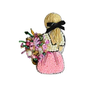 سنجاق سینه زنانه طرح دختر گلفروش