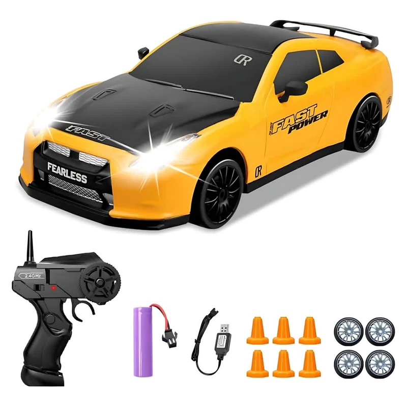 ماشین کنترلی سواری دریفت شارژی ناب سل مدل NISSAN GT-R DRIFT CAR RETURNS NAAB001 با سرعت 15 کیلومتر بر ساعت، چرخش تمامی چرخ‌ها و به‌همراه لاستیک زاپاس و علائم رانندگی