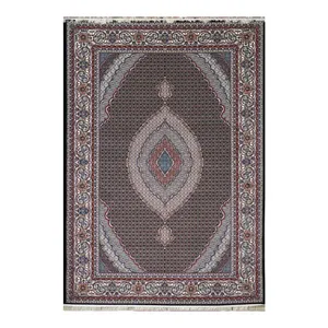 فرش ماشینی 700 شانه فرش هیوا زمینه سرمه‌ای حاشیه سرمه ای مدل ریز ماهی