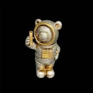 مجسمه مدل خرس فضانورد موبایل به دست