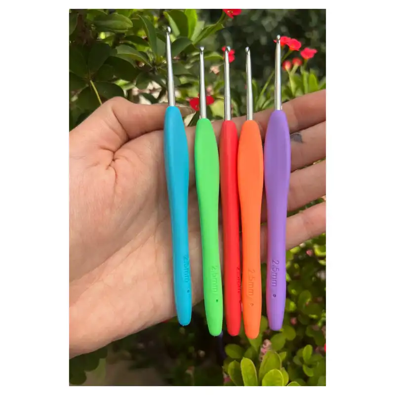 قلاب بافتنی مدل ZHL-2.5 به همراه سنجاق نشانه گذار بافتنی و سوزن دوخت کاموا مجموعه 4عددی