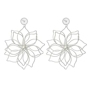 گوشواره زنانه مدل گل و مراورید مجلسی کد 452369