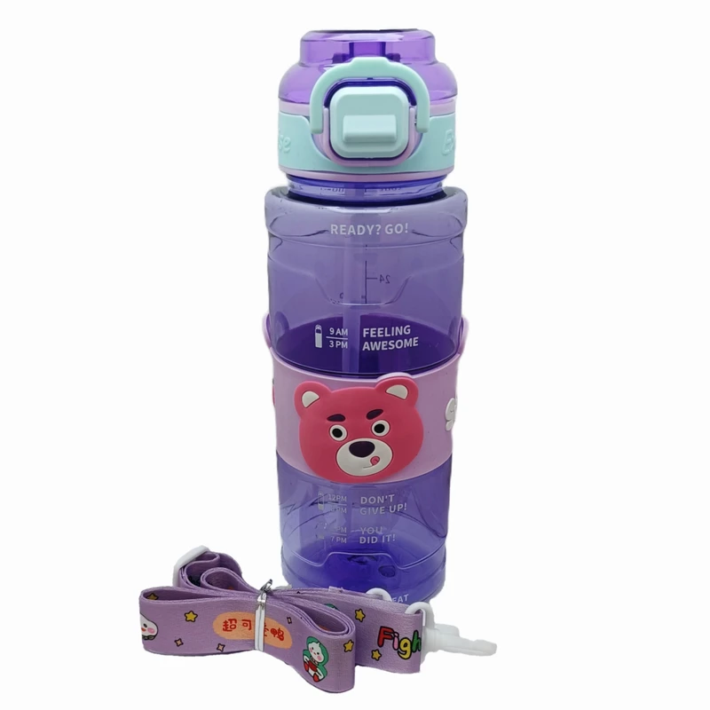 قمقمه کودک مدل بند دار طرح خرس و توت فرنگی گنجایش 0.8 لیتر