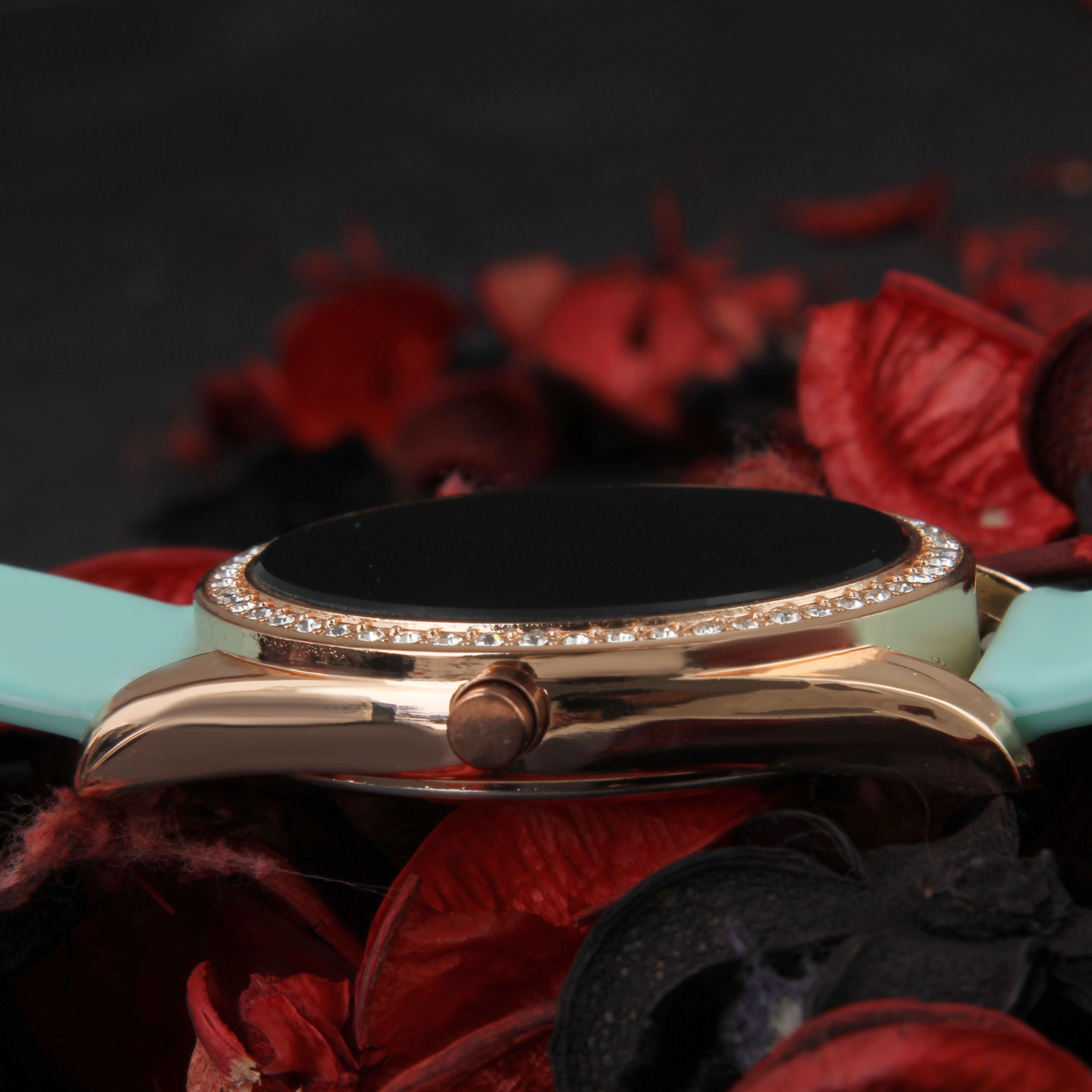 ساعت مچی دیجیتال زنانه مدل اسپرت بند سیلیکونی نگین دار کد WHW_295